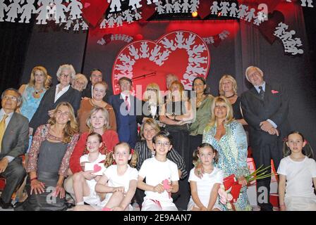 Die französische Schauspielerin Mireille Darc gewinnt am 19. Mai 2006 in Paris den "Clarins Woman Dynamisante Prize" 2006. Die Zeremonie fand im Champs Elysees Theater statt. Foto von Bruno Klein/ABACAPRESS.COM Stockfoto