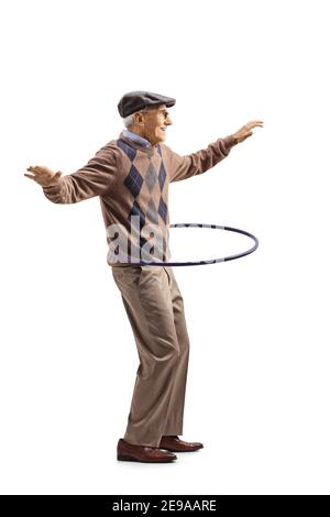 In voller Länge Profilaufnahme eines älteren Mannes, der ein spinnend hula Hoop isoliert auf weißem Hintergrund Stockfoto