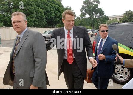 "Die CEOs der Big Three Automobilhersteller: Tom LaSorda, CEO, Chrysler Group; William Ford, CEO, Ford Motor Company; und Rick Wagoner, CEO, General Motors Corporation kommt vor dem US-Kapitol 18 Mai 2006 in Washington, DC, um mit Senatoren zu treffen. Foto von Olivier Douliery/ABACAPRESS.COM' Stockfoto