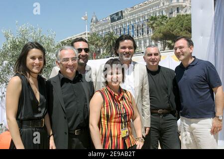 (L bis R) Jurymitglieder französischer Regisseur Claude Duty, französische Schauspielerin Olivia Bonamy französischer Schauspieler Gilles Lellouche, Canal Plus Kurzfilmmanagerin Pascale Faure, französischer Regisseur Christophe Barratier, französischer Szenarist Tonino Benacquista, Strategy Manager Orange France Jean-Noel Tronc nimmt am 19. Mai 2006 an dem Orange Short Film Award in Orange Beach Teil, der während der Filmfestspiele von Cannes 59th in Cannes, Frankreich, verliehen wird. Foto von Photo by Benoit Pinguet/ABACAPRESS.COM. Stockfoto