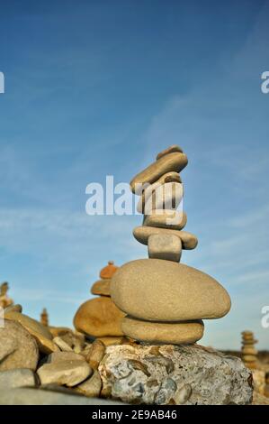 Glatte, seltsam geformte Felsen und Steine aufgetürmt hoch, ausgeglichen prekäre, bei Sonnenuntergang, California Coast, USA Stockfoto