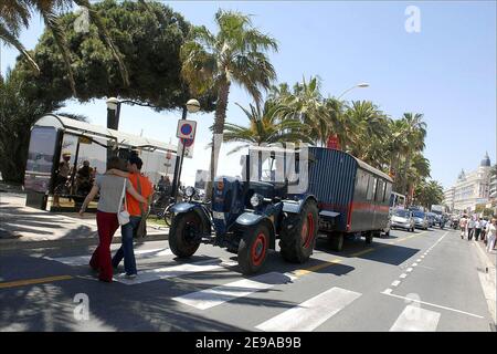 Atmosphärenbild entlang der Croisette während der Filmfestspiele 59th in Cannes, Frankreich am 20. Mai 2006. Foto von Axelle de Russe/ ABACAPRESS.COM Stockfoto