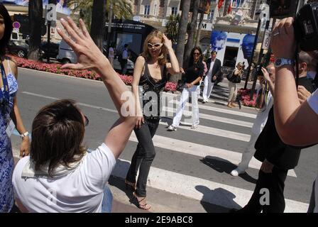 Atmosphärenbild entlang der Croisette während der Filmfestspiele 59th in Cannes, Frankreich am 20. Mai 2006. Foto von Axelle de Russe/ ABACAPRESS.COM Stockfoto