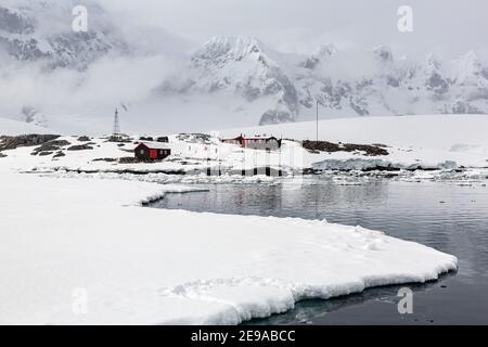 Ehemalige britische Base A, heute Museum und Postamt in Port Lockroy auf der winzigen Goudier Island, Antarktis. Stockfoto