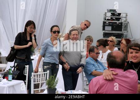 Ferrari Teamchef Jean Todt und seine Freundin die chinesische Schauspielerin Michelle Yeoh verlassen am 20. Mai 2006 den Majestic Beach. Foto von Gaetan Mabire/ABACAPRESS.COM Stockfoto