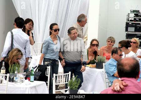 Ferrari Teamchef Jean Todt und seine Freundin die chinesische Schauspielerin Michelle Yeoh verlassen am 20. Mai 2006 den Majestic Beach. Foto von Gaetan Mabire/ABACAPRESS.COM Stockfoto