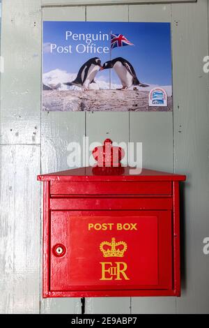 Das Innere der ehemaligen britischen Base A, heute Museum und Postamt in Port Lockroy auf der winzigen Goudier-Insel in der Antarktis. Stockfoto