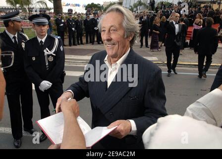 Der französische Schauspieler Jean Rochefort gibt Autogramme, als er am Palais des Festivals für die Vorführung des Films 'Selon Charlie' von Nicole Garcia im Wettbewerb für die Filmfestspiele 59th in Cannes am 19. Mai 2006 ankommt. Foto von Axelle de Russe/ABACAPRESS.COM Stockfoto