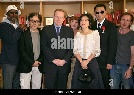 Der chinesische Regisseur und Jurypräsident Wong Kar Wai posiert mit seiner Frau und seinen Jurymitgliedern, nachdem er von Kulturminister Renaud Donnedieu de Vabres während einer Zeremonie im Cafe des Palmes im Palais des Festivals zum Ritter der Medaille der französischen 'Legion d'Honneur' gekürt wurde 59th Filmfestival in Cannes am 21. Mai 2006. Foto von Hahn-Orban-Nebinger/ABACAPRESS.COM Stockfoto