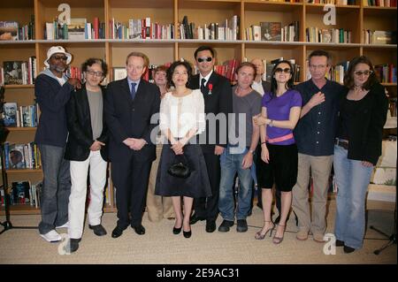 Der chinesische Regisseur und Jurypräsident Wong Kar Wai posiert mit seiner Frau und seinen Jurymitgliedern, nachdem er von Kulturminister Renaud Donnedieu de Vabres während einer Zeremonie im Cafe des Palmes im Palais des Festivals zum Ritter der Medaille der französischen 'Legion d'Honneur' gekürt wurde 59th Filmfestival in Cannes am 21. Mai 2006. Foto von Hahn-Orban-Nebinger/ABACAPRESS.COM Stockfoto