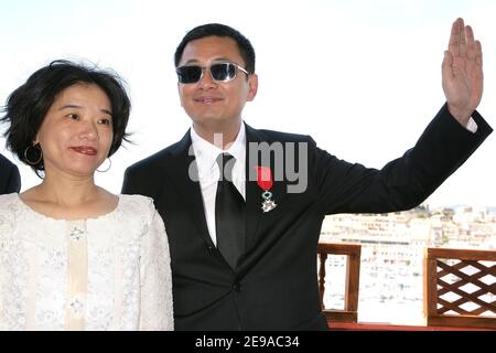 Der chinesische Regisseur und Jurypräsident Wong Kar Wai posiert mit seiner Frau und seinen Jurymitgliedern, nachdem er von Kulturminister Renaud Donnedieu de Vabres während einer Zeremonie im Cafe des Palmes im Palais des Festivals zum Ritter der Medaille der französischen 'Legion d'Honneur' gekürt wurde 59th Filmfestival in Cannes am 21. Mai 2006. Foto von Hahn-Orban-Nebinger/ABACAPRESS.COM Stockfoto