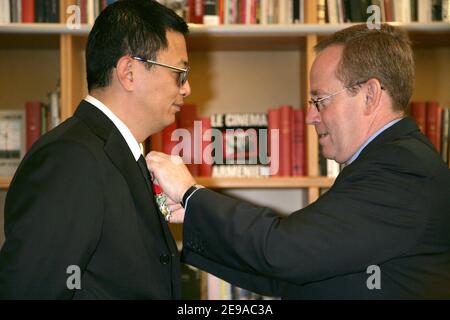Der chinesische Regisseur und Jurypräsident Wong Kar Wai posiert mit seiner Frau und seinen Jurymitgliedern, nachdem er von Kulturminister Renaud Donnedieu de Vabres während einer Zeremonie im Cafe des Palmes im Palais des Festivals zum Ritter der Medaille der französischen 'Legion d'Honneur' gekürt wurde 59th Filmfestival in Cannes am 21. Mai 2006. Foto von Hahn-Orban-Nebinger/ABACAPRESS.COM Stockfoto
