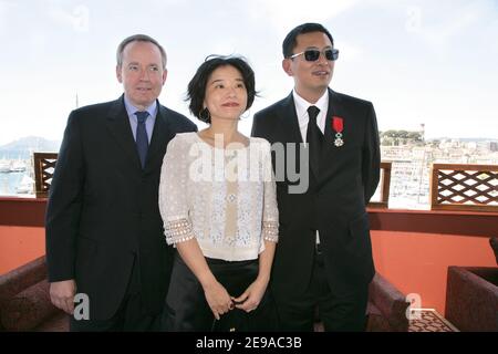 Der chinesische Regisseur und Jurypräsident Wong Kar Wai posiert mit seiner Frau und seinen Jurymitgliedern, nachdem er von Kulturminister Renaud Donnedieu de Vabres während einer Zeremonie im Cafe des Palmes im Palais des Festivals zum Ritter der Medaille der französischen 'Legion d'Honneur' gekürt wurde 59th Filmfestival in Cannes am 21. Mai 2006. Foto von Hahn-Orban-Nebinger/ABACAPRESS.COM Stockfoto