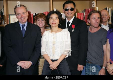 Der chinesische Regisseur und Jurypräsident Wong Kar Wai posiert mit seiner Frau und seinen Jurymitgliedern, nachdem er von Kulturminister Renaud Donnedieu de Vabres während einer Zeremonie im Cafe des Palmes im Palais des Festivals zum Ritter der Medaille der französischen 'Legion d'Honneur' gekürt wurde 59th Filmfestival in Cannes am 21. Mai 2006. Foto von Hahn-Orban-Nebinger/ABACAPRESS.COM Stockfoto