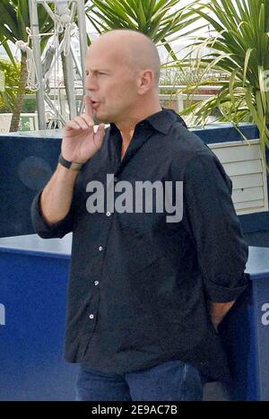 DER US-Schauspieler Bruce Willis posiert während der Fotoaufnahme für den Film 'Over the Hedge' während der Filmfestspiele von Cannes 59th am 21. Mai 2006 in Cannes, Frankreich. Foto von Axelle de Russe/ABACAPRESS.COM Stockfoto