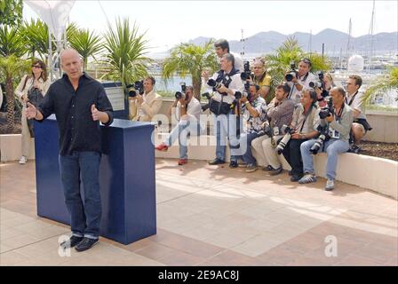 DER US-Schauspieler Bruce Willis posiert während der Fotoaufnahme für den Film 'Over the Hedge' während der Filmfestspiele von Cannes 59th am 21. Mai 2006 in Cannes, Frankreich. Foto von Axelle de Russe/ABACAPRESS.COM Stockfoto