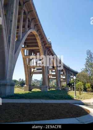 Vertikale Aufnahme der Colorado Street Bridge in Pasadena, Kalifornien Stockfoto