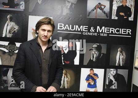 Der französische Schauspieler Stanislas Merhar nimmt am 19. Mai 2006 an einem karitativen Verkauf von Baume & Mercier Uhren im 'Le Carrousel du Louvre' in Paris Teil. Foto von Bruno Klein/ABACAPRESS.COM Stockfoto