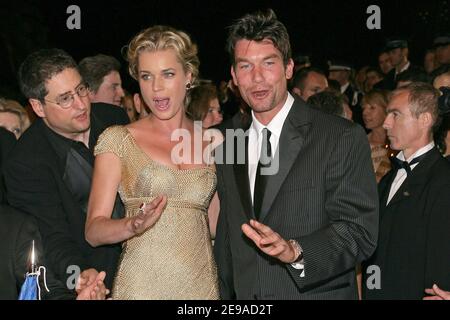 DIE US-Schauspielerin Rebecca Romijn und ihr Freund Jerry O'Connell verlassen den Festival Palace nach der Premiere von US-Regisseur Brett Ratners Film "X-Men: The Last Stand" am 59th. Mai 22 2006 bei den Internationalen Filmfestspielen von Cannes, Frankreich. Der Film wird außerhalb des Wettbewerbs präsentiert. Foto von Hahn-Nebinger-Orban/ABACAPRESS.COM Stockfoto