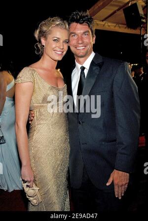 DIE US-Schauspielerin Rebecca Romijn und ihr Freund Jerry O'Connell posieren bei der Ankunft im Palais des Festivals zur Premiere von Brett Ratners Film 'X-Men: The Last Stand' wurde am 22. Mai 2006 auf der Internationalen Filmfestspiele von Cannes in Cannes, Frankreich, 59th aus dem Wettbewerb heraus präsentiert. Foto von Hahn-Nebinger-Orban/ABACAPRESS.COM Stockfoto