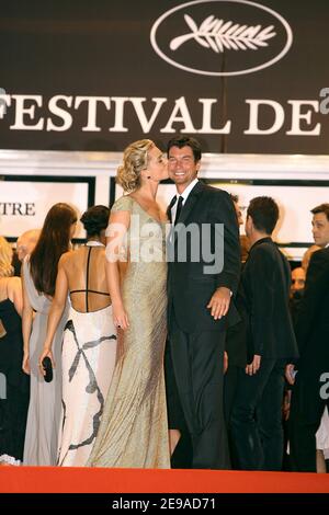 DIE US-Schauspielerin Rebecca Romijn küsst ihren Freund Jerry O'Connell, als sie am 22. Mai 2006 im Festivalpalast zur Premiere von Brett Ratners Film "X-Men: The Last Stand" des US-Regisseurs bei den Internationalen Filmfestspielen von Cannes in Frankreich 59th eintraf. Der Film wird außerhalb des Wettbewerbs präsentiert. Foto von Hahn-Nebinger-Orban/ABACAPRESS.COM Stockfoto