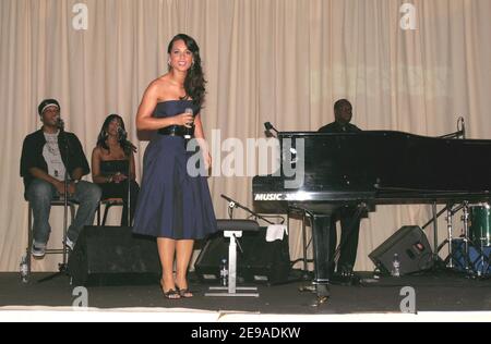 Alicia Keys tritt am 22. Mai 2006 auf der Bühne des Nikki Clubs während der Filmfestspiele von Cannes 59th in Cannes, Frankreich, auf. Foto von Photo by Benoit Pinguet/ABACAPRESS.COM. Stockfoto