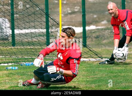 Frankreichs Torhüter Gregory Coupét und Torhüter Fabien Barthez im Bild während einer Trainingseinheit in Tignes, Französische Alpen, Frankreich am 23. Mai 2006. Die französische Mannschaft trainiert in Tignes vor der WM in Deutschland. Foto von Mehdi Taamallah/Cameleon/ABACAPRESS.COM Stockfoto