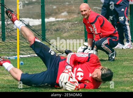 Frankreichs Torhüter Gregory Coupét und Torhüter Fabien Barthez im Bild während einer Trainingseinheit in Tignes, Französische Alpen, Frankreich am 23. Mai 2006. Die französische Mannschaft trainiert in Tignes vor der WM in Deutschland. Foto von Mehdi Taamallah/Cameleon/ABACAPRESS.COM Stockfoto