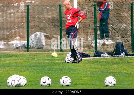 Frankreichs Torwart Fabien Barthez im Bild während eines Trainings in Tignes, Französische Alpen, Frankreich am 23. Mai 2006. Die französische Mannschaft trainiert in Tignes vor der WM in Deutschland. Foto von Mehdi Taamallah/Cameleon/ABACAPRESS.COM Stockfoto