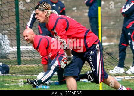 Frankreichs Torwart Gregory Coupert und Torwart Fabien Barthez während einer Trainingseinheit in Tignes, Französische Alpen, Frankreich am 23. Mai 2006. Die französische Mannschaft trainiert in Tignes vor der WM in Deutschland. Foto von Mehdi Taamallah/Cameleon/ABACAPRESS.COM Stockfoto