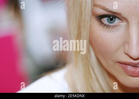 Die slowakische Model Adriana Karembeu wirbt ihre neue Kosmetiklinie 'Silicium' am 23. Mai 2006 in einer Parfümerie in Aix-en-Provence, Südfrankreich. Foto von Gerald Holubowicz/ABACAPRESS.COM Stockfoto