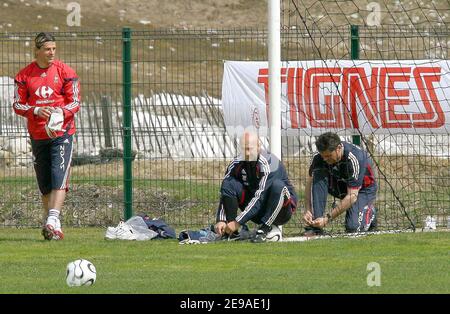 Frankreichs Torhüter Gregory Coupét und Torhüter Fabien Barthez im Bild während einer Trainingseinheit in Tignes, Französische Alpen, Frankreich am 23. Mai 2006. Die französische Mannschaft trainiert in Tignes vor der WM in Deutschland. Foto von Christian Liewig/ABACAPRESS.COM Stockfoto