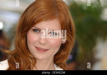 DIE US-Schauspielerin Kirsten Dunst posiert während des Fotoalles für den Film 'Marie-Antoinette' von Sofia Coppola, der am 24. Mai 2006 bei den Filmfestspielen von Cannes 59th in Cannes, Frankreich, vorgestellt wurde. Foto von Hahn-Nebinger-Orban/ABACAPRESS.COM Stockfoto