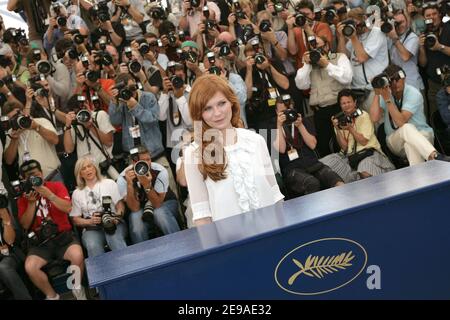 DIE US-Schauspielerin Kirsten Dunst posiert während des Fotoalles für den Film 'Marie-Antoinette' von Sofia Coppola, der am 24. Mai 2006 bei den Filmfestspielen von Cannes 59th in Cannes, Frankreich, vorgestellt wurde. Foto von Hahn-Nebinger-Orban/ABACAPRESS.COM Stockfoto