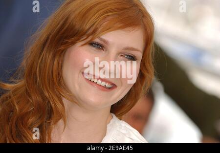 DIE US-Schauspielerin Kirsten Dunst posiert während des Fotoalles für den Film 'Marie-Antoinette' von Sofia Coppola, der am 24. Mai 2006 bei den Filmfestspielen von Cannes 59th in Cannes, Frankreich, vorgestellt wurde. Foto von Hahn-Nebinger-Orban/ABACAPRESS.COM Stockfoto
