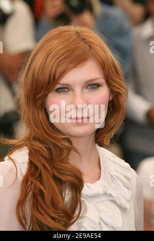 DIE US-Schauspielerin Kirsten Dunst posiert während des Fotoalles für den Film 'Marie-Antoinette' von Sofia Coppola, der am 24. Mai 2006 bei den Filmfestspielen von Cannes 59th in Cannes, Frankreich, vorgestellt wurde. Foto von Hahn-Nebinger-Orban/ABACAPRESS.COM Stockfoto