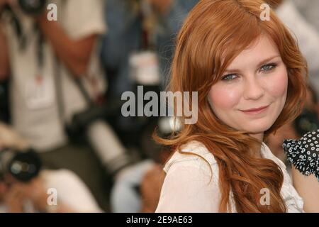 DIE US-Schauspielerin Kirsten Dunst posiert während des Fotoalles für den Film 'Marie-Antoinette' von Sofia Coppola, der am 24. Mai 2006 bei den Filmfestspielen von Cannes 59th in Cannes, Frankreich, vorgestellt wurde. Foto von Hahn-Nebinger-Orban/ABACAPRESS.COM Stockfoto