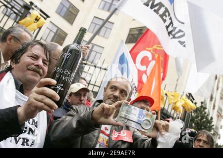 Einhundert Mitarbeiter von Sogerma protestieren am 24. Mai 2006 in der Nähe der EADS-Zentrale in Paris, Frankreich. Die European Aeronautic Defence and Space Company (EADS) hat vereinbart, den Zeitrahmen für die Schließung der EADS-Wartungsanlage zu ändern und nach Möglichkeiten zu suchen, um die Beschäftigung in der Region zu erhalten, sagte die Gruppe letzte Woche. Die Schließung des Werks, in dem bis zu 1.000 Arbeiter beschäftigt sind, wurde von den Gewerkschaften angeprangert und am 22. Mai besetzten rund 200 Beschäftigte eine Start- und Landebahn am Flughafen. Foto von Mousse/ABACAPRESS.COM Stockfoto