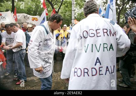 Einhundert Mitarbeiter von Sogerma protestieren am 24. Mai 2006 in der Nähe der EADS-Zentrale in Paris, Frankreich. Die European Aeronautic Defence and Space Company (EADS) hat vereinbart, den Zeitrahmen für die Schließung der EADS-Wartungsanlage zu ändern und nach Möglichkeiten zu suchen, um die Beschäftigung in der Region zu erhalten, sagte die Gruppe letzte Woche. Die Schließung des Werks, in dem bis zu 1.000 Arbeiter beschäftigt sind, wurde von den Gewerkschaften angeprangert und am 22. Mai besetzten rund 200 Beschäftigte eine Start- und Landebahn am Flughafen. Foto von Mousse/ABACAPRESS.COM Stockfoto