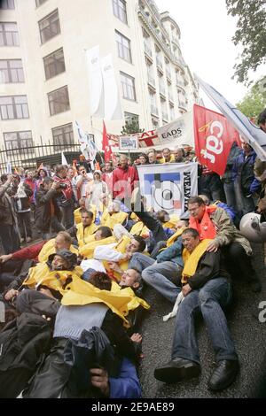 Einhundert Mitarbeiter von Sogerma protestieren am 24. Mai 2006 in der Nähe der EADS-Zentrale in Paris, Frankreich. Die European Aeronautic Defence and Space Company (EADS) hat vereinbart, den Zeitrahmen für die Schließung der EADS-Wartungsanlage zu ändern und nach Möglichkeiten zu suchen, um die Beschäftigung in der Region zu erhalten, sagte die Gruppe letzte Woche. Die Schließung des Werks, in dem bis zu 1.000 Arbeiter beschäftigt sind, wurde von den Gewerkschaften angeprangert und am 22. Mai besetzten rund 200 Beschäftigte eine Start- und Landebahn am Flughafen. Foto von Mousse/ABACAPRESS.COM Stockfoto