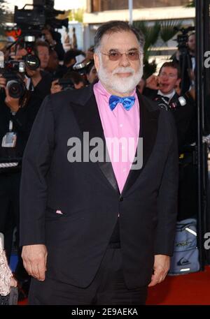 DER US-Regisseur Francis Ford Coppola kommt im Palais des Festivals an, um am 24. Mai 2006 an der Vorführung von Sofia Coppolas Film 'Marie Antoinette' während der Filmfestspiele von Cannes 59th in Cannes, Frankreich, teilzunehmen. Foto von Hahn-Nebinger-Orban/ABACAPRESS.COM Stockfoto