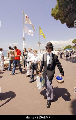 Atmosphäre auf der Croisette während der Filmfestspiele von Cannes 59th in Frankreich am 24. Mai 2006. Foto von Giancarlo Gorassini/ABACAPRESS.COM Stockfoto