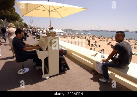 Atmosphäre auf der Croisette während der Filmfestspiele von Cannes 59th in Frankreich am 24. Mai 2006. Foto von Giancarlo Gorassini/ABACAPRESS.COM Stockfoto