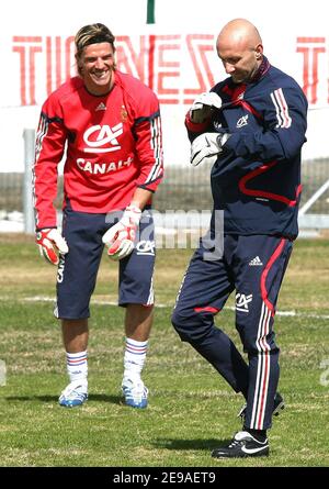 Frankreichs Torhüter Gregory Coupét und Torhüter Fabien Barthez im Bild während einer Trainingseinheit in Tignes, Französische Alpen, Frankreich am 25. Mai 2006. Die französische Mannschaft trainiert in Tignes vor der WM in Deutschland. Foto von Christian Liewig/ABACAPRESS.COM Stockfoto