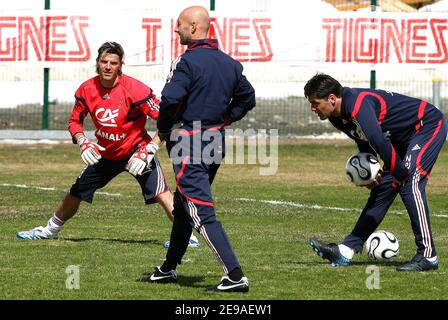 Frankreichs Torhüter Gregory Coupét und Torhüter Fabien Barthez im Bild während einer Trainingseinheit in Tignes, Französische Alpen, Frankreich am 25. Mai 2006. Die französische Mannschaft trainiert in Tignes vor der WM in Deutschland. Foto von Christian Liewig/ABACAPRESS.COM Stockfoto