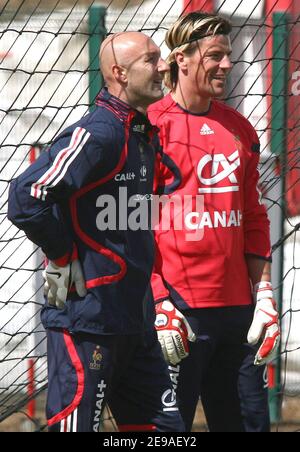 Frankreichs Torhüter Gregory Coupét und Torhüter Fabien Barthez im Bild während einer Trainingseinheit in Tignes, Französische Alpen, Frankreich am 25. Mai 2006. Die französische Mannschaft trainiert in Tignes vor der WM in Deutschland. Foto von Christian Liewig/ABACAPRESS.COM Stockfoto