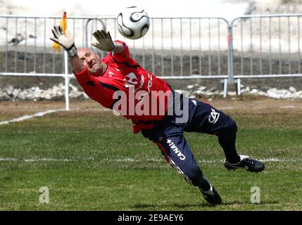 Frankreichs Torwart Fabien Barthez im Bild während eines Trainings in Tignes, Französische Alpen, Frankreich am 25. Mai 2006. Die französische Mannschaft trainiert in Tignes vor der WM in Deutschland. Foto von Christian Liewig/ABACAPRESS.COM Stockfoto