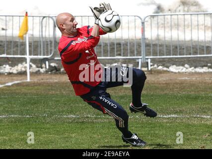 Frankreichs Torwart Fabien Barthez im Bild während eines Trainings in Tignes, Französische Alpen, Frankreich am 25. Mai 2006. Die französische Mannschaft trainiert in Tignes vor der WM in Deutschland. Foto von Christian Liewig/ABACAPRESS.COM Stockfoto