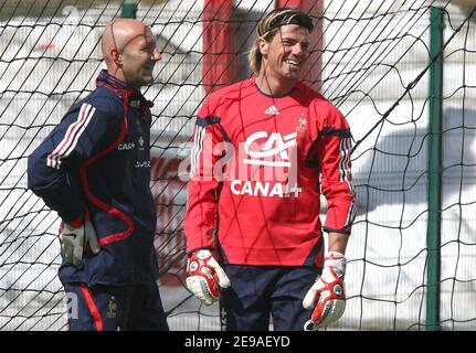 Frankreichs Torhüter Gregory Coupét und Torhüter Fabien Barthez im Bild während einer Trainingseinheit in Tignes, Französische Alpen, Frankreich am 25. Mai 2006. Die französische Mannschaft trainiert in Tignes vor der WM in Deutschland. Foto von Christian Liewig/ABACAPRESS.COM Stockfoto