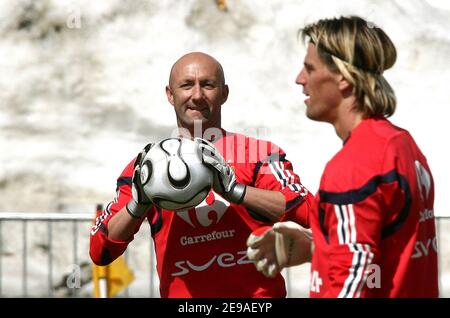 Frankreichs Torhüter Gregory Coupét und Torhüter Fabien Barthez im Bild während einer Trainingseinheit in Tignes, Französische Alpen, Frankreich am 25. Mai 2006. Die französische Mannschaft trainiert in Tignes vor der WM in Deutschland. Foto von Christian Liewig/ABACAPRESS.COM Stockfoto